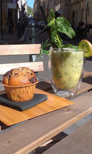 Banana, apple, kiwi and mint Smoothie, Orange and chocolate muffin at Green Bowl in Aix-en-provence