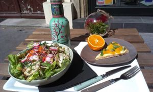 Goat cheese salad, orange mint and kiwi pie at Green Bowl in Aix-en-provence