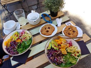 vegan salad bowl of the week with vegan peanut chocolate cookies at Green Bowl in Aix-en-provence