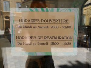 Please note they serve food only from 12:00 till 14:30 at Green Bowl in Aix-en-provence