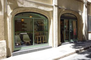 Shop window and entrance around the corner at Green Bowl in Aix-en-provence