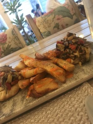 Vegan appetizer “gyros plate” at Yard of Taste in Zakynthos