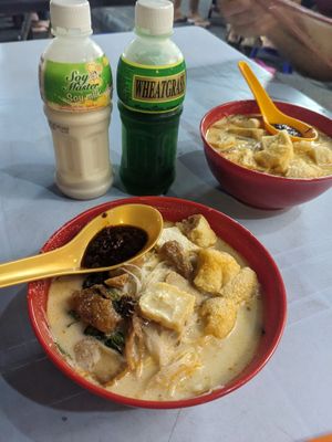 Noodles and drinks  at Kedai Bee Thean Heong 素之家在美天香神料. in Penang