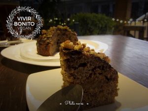 //Con trozos de nuez; relleno con crema de cacahuate orgánico y camote; terminado con chocolate amargo endulzado con miel de agave y nuez picada.
// Banana cake with pecan bits; filled with organic peanut butter and sweet potato; finished with organic dark chocolate sweetened with agave nectar and chopped pecans. at Vivir Bonito Vegan in Irapuato