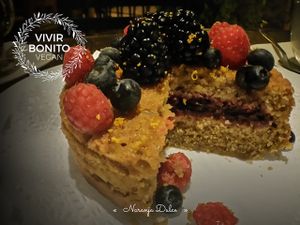 // Relleno con nuestra compota casera de frutos rojos, endulzada con azúcar mascabado y un toque de licor de naranja; decorado con frutos frescos.
// Orange cake filled with our homemade berries compote, sweetened with muscovado sugar and a tinge of orange liquor; decorated with fresh berries. at Vivir Bonito Vegan in Irapuato