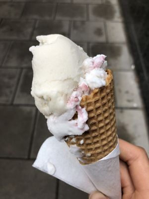 jogurt + chalwa bananowa at Vegestacja in Warsaw