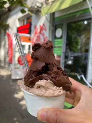 Sugar-free chocolate and sugar-free nougat in a cup (medium = 2 flavors) at Vegestacja in Warsaw