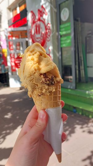 Snickers & peach 🤍 at Vegestacja in Warsaw