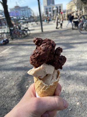 Cashew & chocolate 🍫🍦 at StikkiNikki - Gotgatan in Stockholm