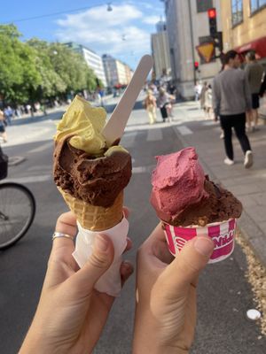 Split scoops are huge  at StikkiNikki - Gotgatan in Stockholm