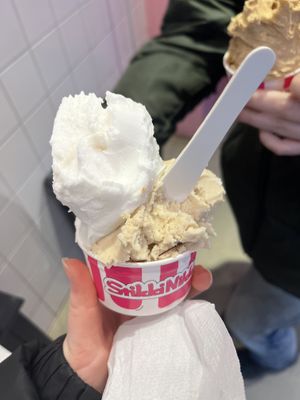 Coconut and roasted cashew  at StikkiNikki - Gotgatan in Stockholm