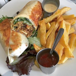 Vegan Kebab & French fries at Janine Loves Sunday in Paris