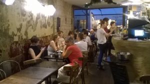 la salle de restaurant at Janine Loves Sunday in Paris