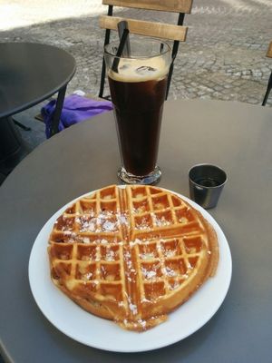 Délicieuse gaufre au sirop d'érable et café glacé at Janine Loves Sunday in Paris
