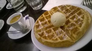 gaufre vegan, glace vanille vegan et café at Janine Loves Sunday in Paris