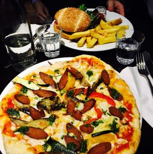 Oriental pizza and burger at Janine Loves Sunday in Paris