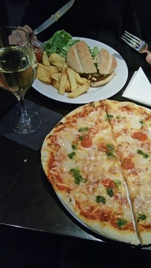 vegan cheeseburger and margherita at Janine Loves Sunday in Paris