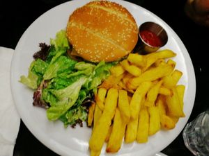 Cheeseburger at Janine Loves Sunday in Paris