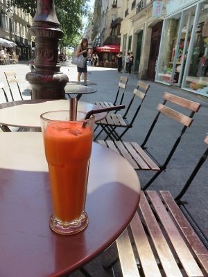 fresh juices Brasserie 2eme Art, Paris  at Janine Loves Sunday in Paris