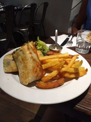 Kebap met frietjes en sla at Janine Loves Sunday in Paris