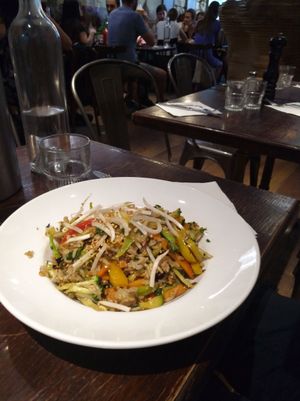 Rijst met gewokte groenten at Janine Loves Sunday in Paris