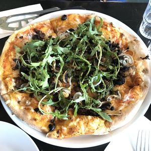 delicious vegan pizza at Janine Loves Sunday in Paris