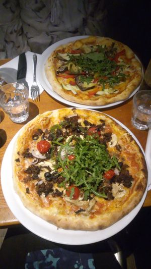 Pizza with "minced meat" and pizza with vegetables at Janine Loves Sunday in Paris