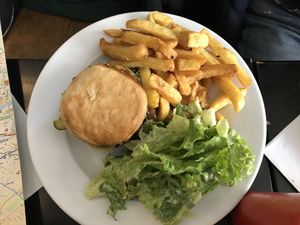 Hamburguer at Janine Loves Sunday in Paris