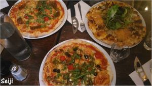 Vegan pizzas at Janine Loves Sunday in Paris