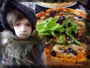 Vegan pizza at Janine Loves Sunday in Paris