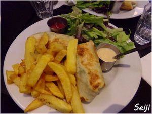 Kebab vegan avec frites at Janine Loves Sunday in Paris