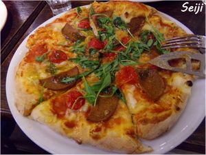 Pizza vegan (chorizo) at Janine Loves Sunday in Paris