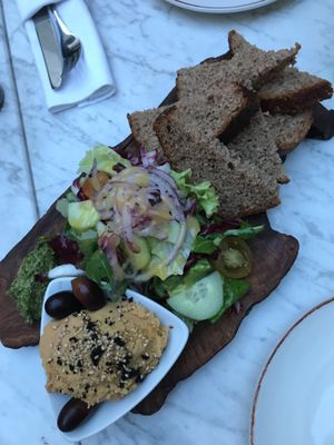 The mezze plate starter which I was told was fully vegan at Galerija Food in Split