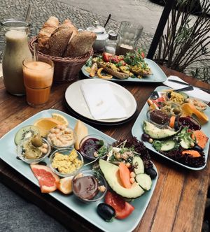 Vegan lover platter, juice and smoothie, scrambled tofu - YAMMI at Cafe Neue Liebe in Berlin