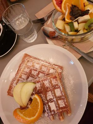 Frische Belgische Waffeln und Obstsalat at Cafe Neue Liebe in Berlin