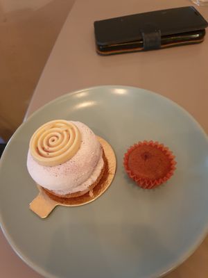 Gefülktes Aronia-"Quark"-Törtchen und Karamellmuffin at Cafe Neue Liebe in Berlin