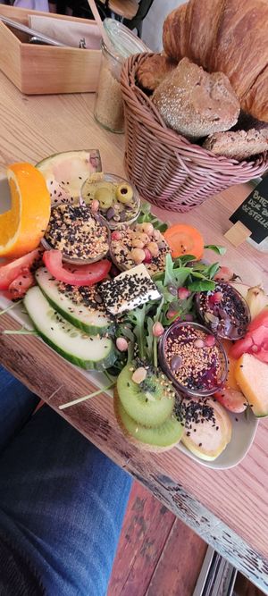 Vegane Frühstücksplatte at Cafe Neue Liebe in Berlin
