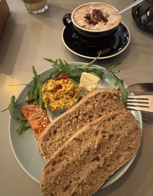 Veganes Ei mit Brot und heiße Schokolade  at Cafe Neue Liebe in Berlin