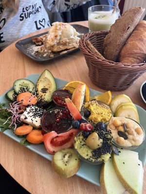 sehr leckeren Frühstücksteller!   at Cafe Neue Liebe in Berlin