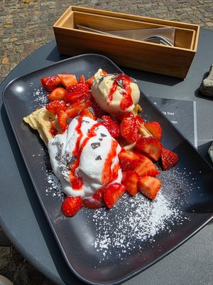 Waffeln mit Vanilleeis & Sahne at Cafe Neue Liebe in Berlin