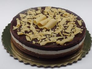 Cheesecake made ​​with almond flour and coconut, seaweed Irish moss , stevia , chocolate , rice milk , cashew mousse , vanilla , and coverage of dark ciocolato sugar . at Bio & Chocolate in Siena