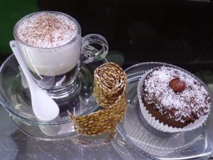 Marocchino con latte vegetale,rotolino crudista e muffin al cioccolato. at Bio & Chocolate in Siena
