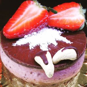 Tortino crudista alla mousse di fragole. at Bio & Chocolate in Siena