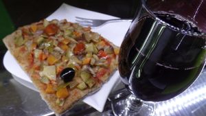Pizza vegan,glutenfree,con lievito madre e vino rosso senza solfiti. at Bio & Chocolate in Siena