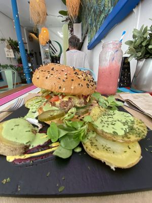 Hamburguesa con carne de beyond meat at Sanissimo - Opera in Madrid