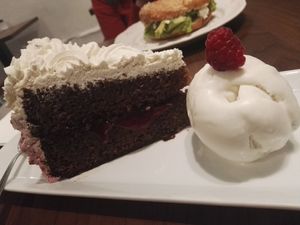 Tarta de chocolate y mermelada con helado at Sanissimo - Opera in Madrid