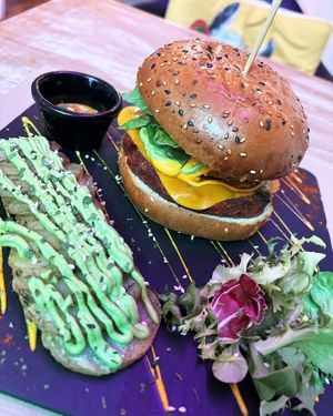 Spartan (gluten-free) vegan burger: pumpkin, onion, sautéed mushrooms, vegan cheese, vegan sauce, sweet mustard, g/f bread, cereals + baked potatoes with sauce and vegan kimchi  at Sanissimo - Opera in Madrid