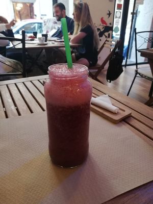 Delicious berry-beetroot smoothie at Sanissimo - Opera in Madrid