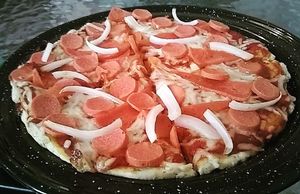 Salchicha, jamom y cebolla. at Vegarum in Monterrey