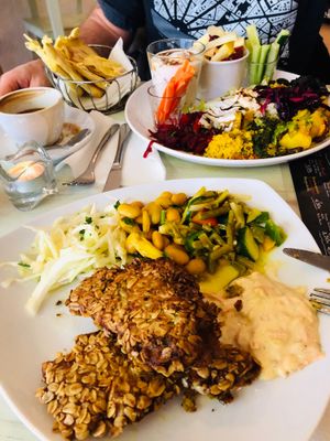Sellerieschnitzel und Salate, Frühstück mit Müsli at Kiez Vegan - Warschauer Str in Berlin